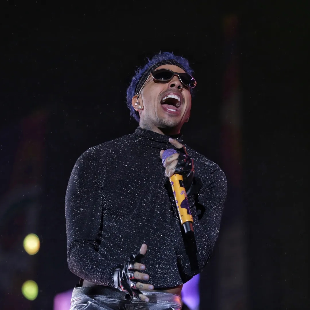 Rauw Alejandro la rompe con su show de salsa ¡El género favorito de los reguetoneros!